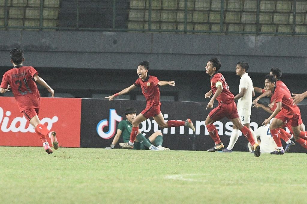 Pesepak bola Laos melakukan selebrasi seusai Bukkoree Lemdee (tengah) mencetak gol ke gawang Thailand dalam laga semifinal Piala AFF U-19 2022 di Stadion Patriot Chandrabhaga, Bekasi, Jawa Barat, Rabu (13/7/2022). Laos menang 2-0 dan melaju ke final. 