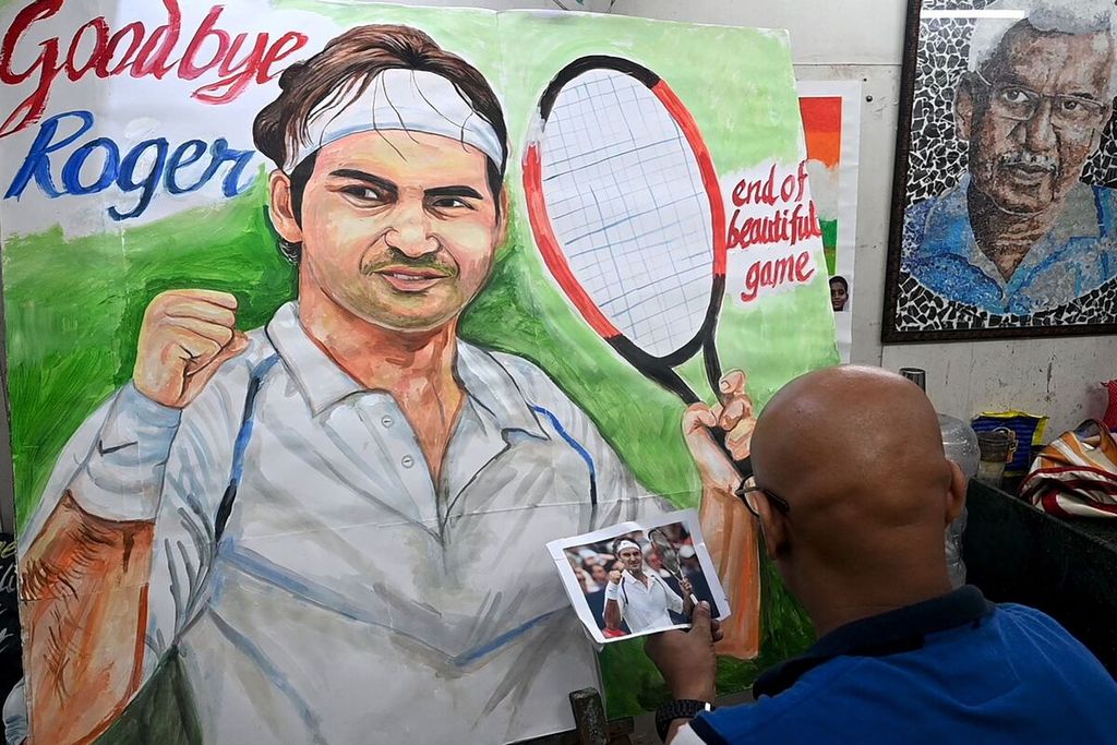 Guru seni Sagar Kambli menyelesaikan lukisan petenis Swiss Roger Federer di Mumbai, India, Jumat (16/9/2022), sebagai penghormatan setelah Federer memutuskan untuk mundur usai turanmen Piala Laver, akhir pekan depan.