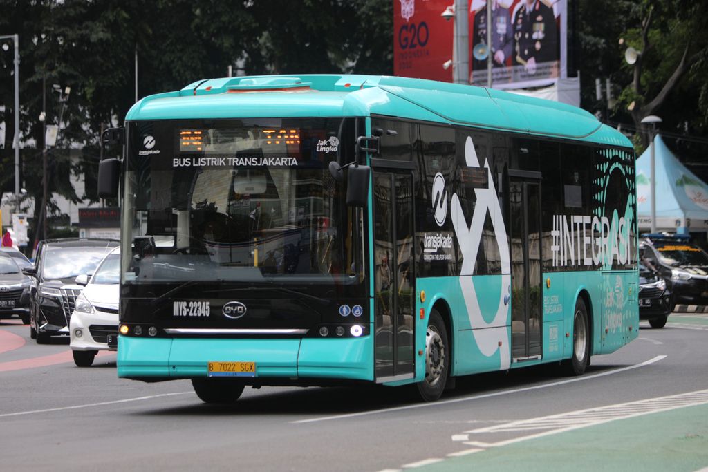 Bus listrik Transjakarta melintas di kawasan Bundaran Hotel Indonesia, Jakarta, Selasa (6/9/2022). 