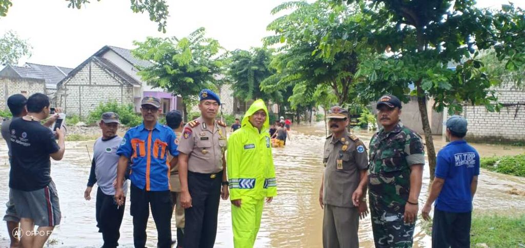 Polisi TNI dan BPBD serta satuan polisi pamong praja siaga saat banjir menerjang Paciran Lamongan