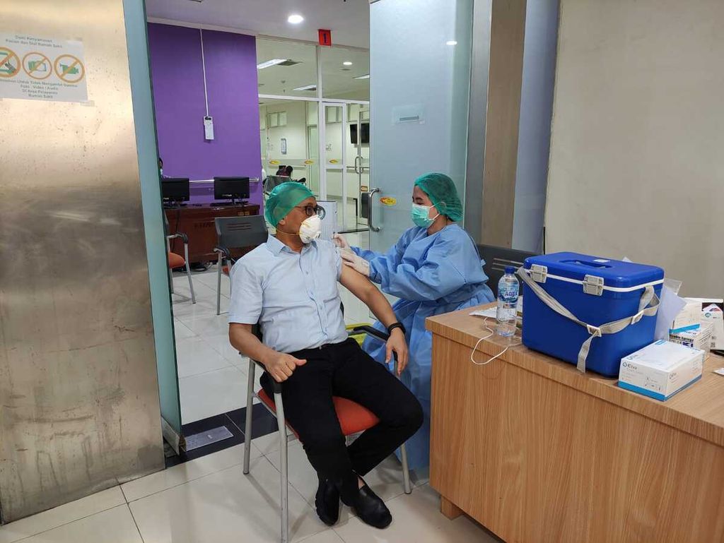 Tenaga kesehatan mulai mendapat vaksinasi Covid-19 dosis penguat kedua di Rumah Sakit Umum Pusat H Adam Malik, Medan, Sumatera Utara, Selasa (2/8/2022). Vaksinasi dosis keempat itu mengantisipasi peningkatan kasus yang terjadi di Sumut. 