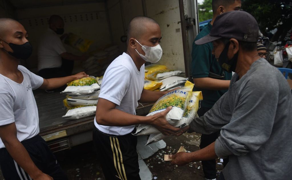 Warga membeli beras medium saat operasi pasar di Pasar Kembang, Surabaya, Jawa Timur, Minggu (5/2/2023). Operasi pasar berlangsung 4-5 Februari 2023 di 12 pasar di Kota Surabaya. Beras medium dijual Rp 46.000 per 5 kilogram. Warga dibatasi membeli hanya 10 kg beras. 