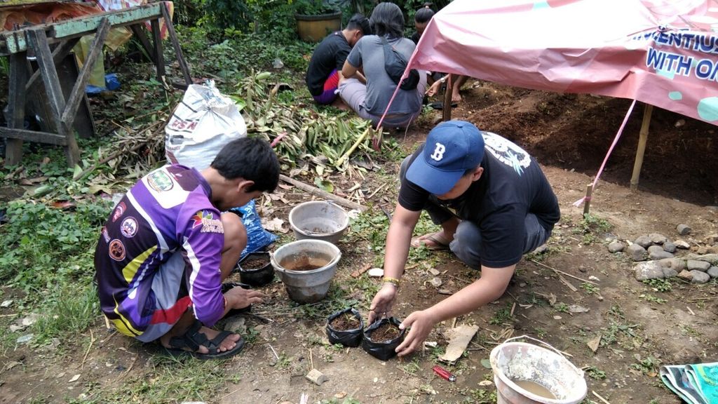 Anggota Gusdurian Muda Malang dan Orang Muda Katolik sibuk memindahkan bibit beberapa jenis sayur dari tempat persemaian ke dalam sejumlah <i>polybag</i>, Kamis (5/6/2020) siang, di Kelurahan Bandulan, Kecamatan Sukun, Kota Malang, Jawa Timur.