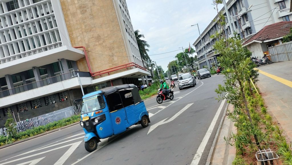 Jalan Lada Dalam, dulunya merupakan lahan parkir BNI dan Stasiun Jakarta Kota. Kini dijadikan jalan aktif untuk bus Transjakarta, namun tengah dilintasi kendaraan umum, Senin (24/10/2022).