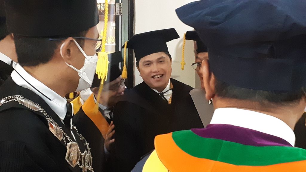 Erick Thohir mendapat gelar doktor <i>honoris causa</i>, Jumat (3/3/2023), di Universitas Brawijaya, Malang, Jawa Timur. Tampak Menteri BUMN itu bergurau dengan anggota senat akademik sebelum acara penganugerahan gelar.