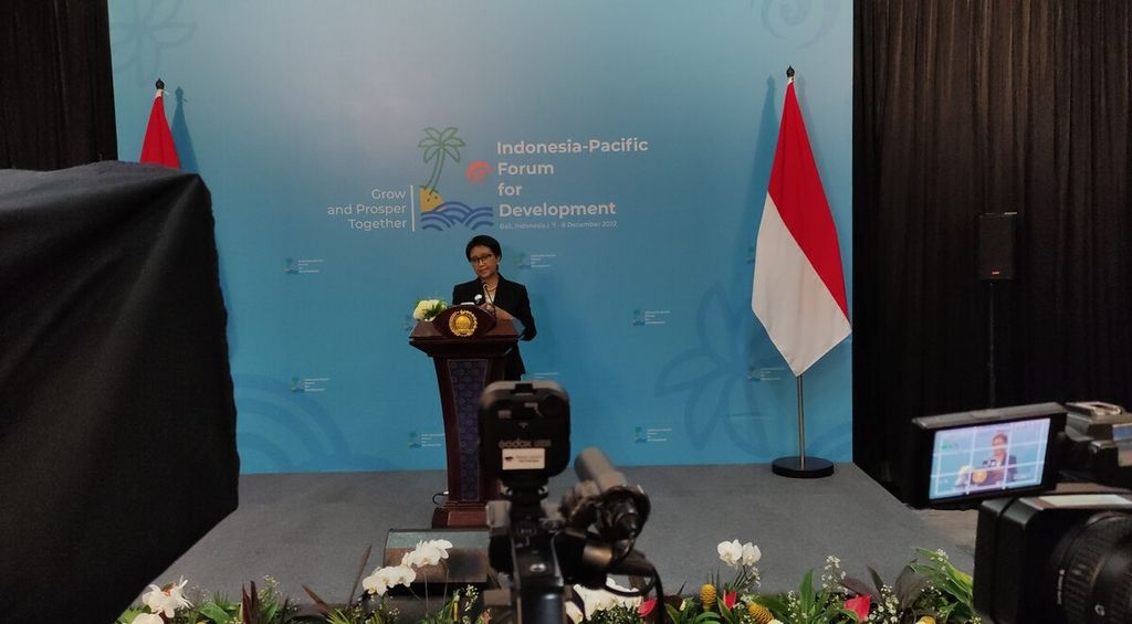 Menteri Luar Negeri Retno Lestari Priansari Marsudi memberikan keterangan terkait pertemuan Indonesia - Pacific Forum for Development 2022 di Nusa Dua, Badung, Bali, Rabu (7/12/2022). 