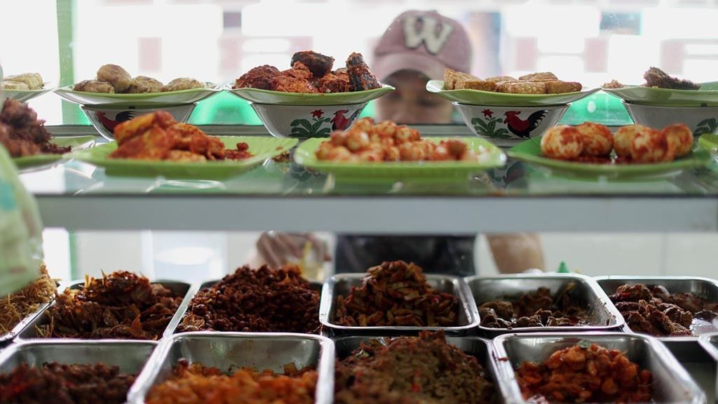 Warteg Kharisma Bahari di Jalan Haji Batong, Jakarta Selatan, menyediakan tempat makan yang nyaman dan bersih. Menu makanan juga dijaga citarasanya. Warteg Kharisma Bahari menjadi salah satu jaringan wara laba warteg di kawasan Jabodetabek.