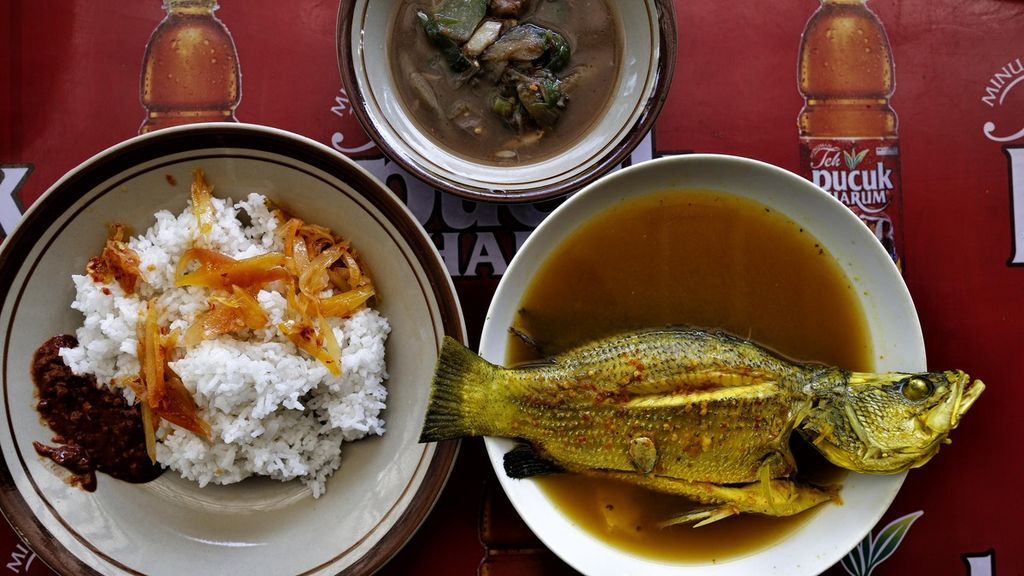 Masakan Lempah Kuning Rumah Makan Tebing, Pangkal Pinang, Bangka. 