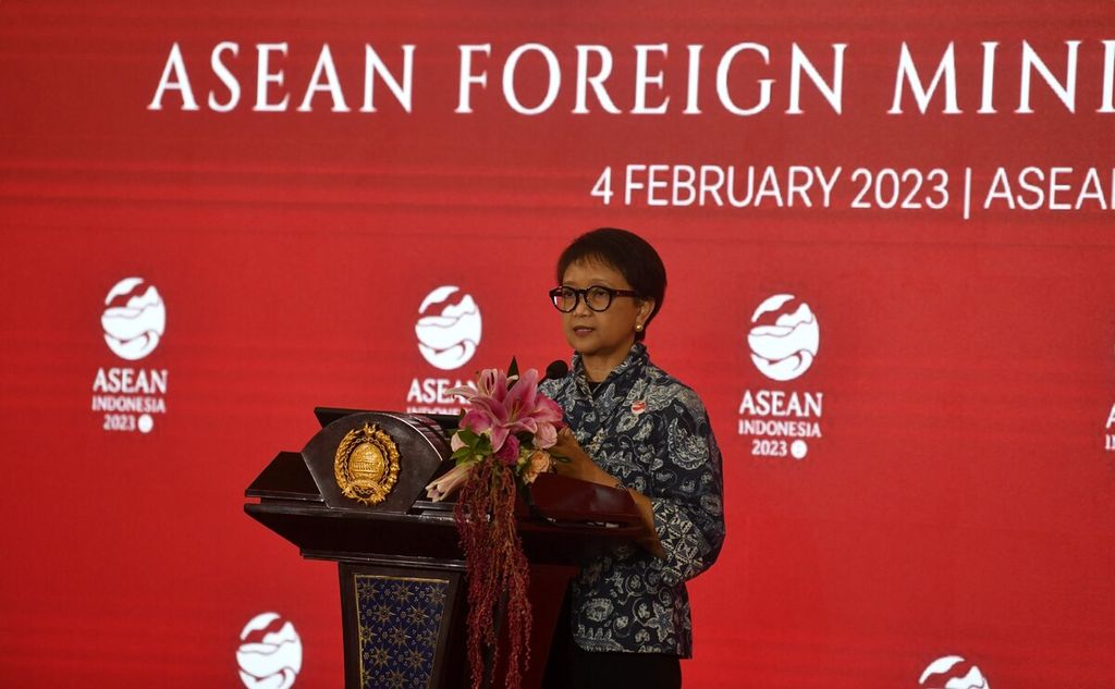 Menteri Luar Negeri RI Retno LP Marsudi menyampaikan keterangan pers terkait Retret Pertemuan Menteri Luar Negeri ASEAN atau ASEAN Foreign Ministers Meeting (AMM) Retreat di Sekretariat ASEAN, Jakarta, Sabtu (4/2/2023). 