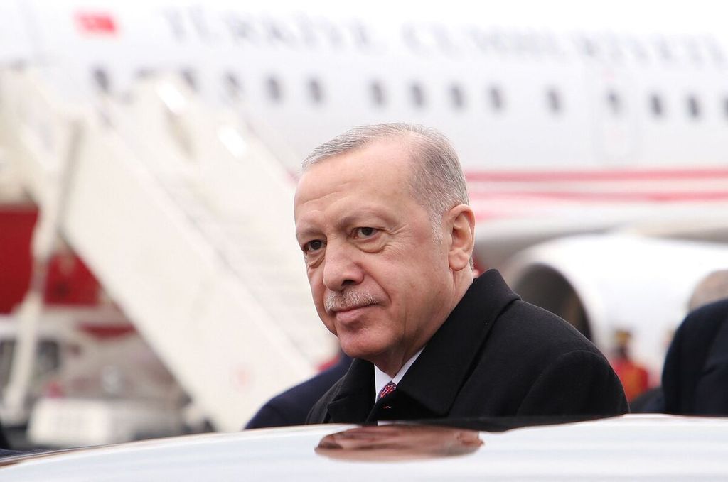 Presiden Turki Recep Tayyip Erdogan bersiap masuk ke dalam mobil seusai upacara penyambutan atas kedatangannya di Bandar Udara Internasional Mother Teresa, Tirana, Albania, 17 Januari 2022. 