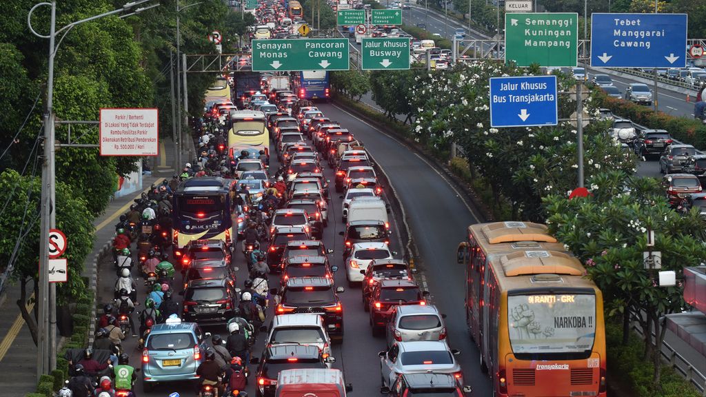 Pengendara dari arah Senayan menuju Cawang terjebak kemacetan di Jalan Gatoto Subroto, Jakarta, saat jam pulang kerja, Senin (8/6/2020). 