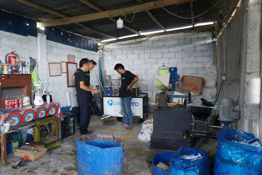 Suasana studio daur ulang Baciraro Recycle di Tondano Timur, Minahasa, Sulawesi Utara, Kamis (9/6/2022). Baciraro Recycle adalah sebuah perusahaan rintisan (<i>start up</i>) yang bergerak dalam pengelolaan sampah.