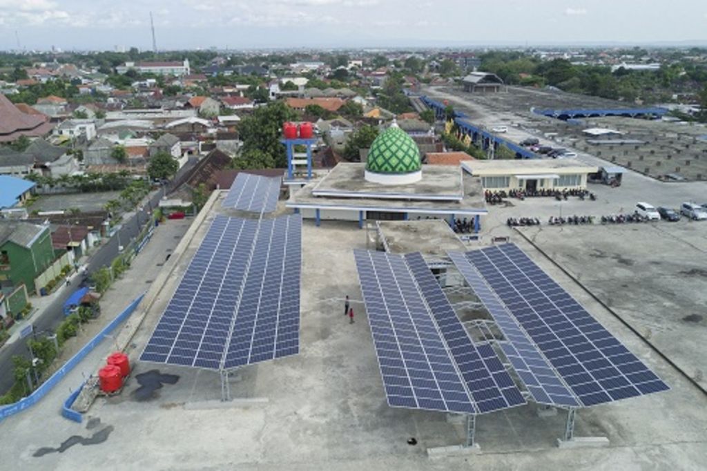 Panel pembangkit listrik tenaga matahari dipasang di atas Terminal Tirtonadi, Kota Surakarta, Jawa Tengah. Pemanfaatan energi cahaya matahari merupakan salah satu upaya mengurangi ketergantungan terhadap energi tak terbarukan.
