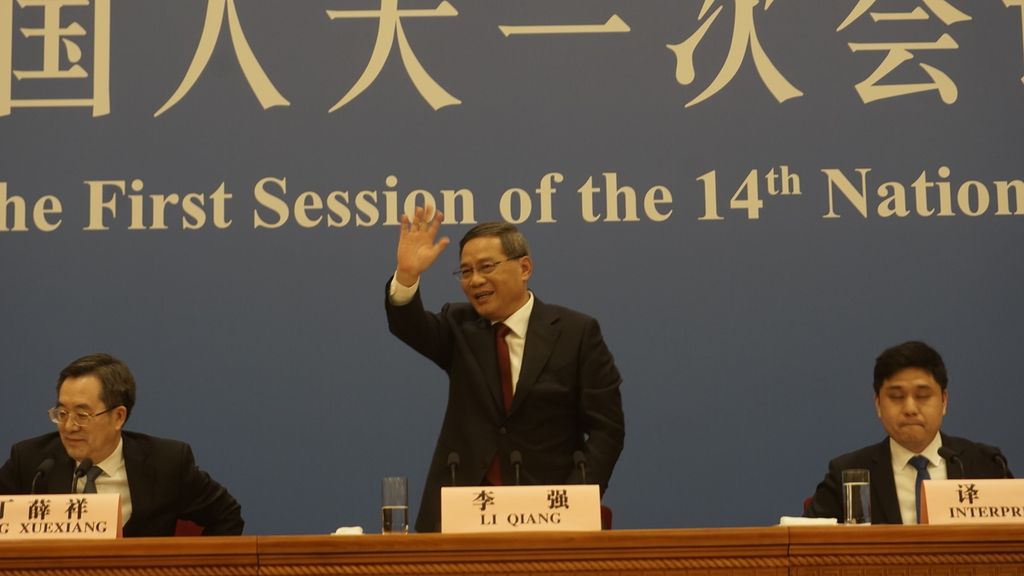 Perdana Menteri China Li Qiang menyampaikan konferensi pers perdananya setelah dilantik menjadi orang nomor dua China di Aula Besar Rakyat, Beijing, China, Senin (13/3/2023).