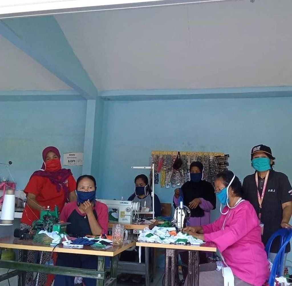 Para perempuan mantan pekerja migran yang tergabung dalam Desbumi Dukuh Dempok, Wuluhan, Kabupaten Jember, mengikuti pelatihan menjahit.
