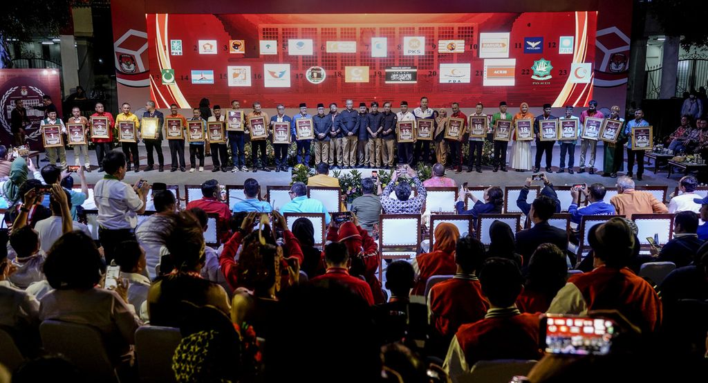 Para perwakilan pimpinan partai politik dan pimpinan KPU dalam acara Pengundian dan Penetapan Nomor Partai Politik Peserta Pemilihan Umum 2024 di halaman Kantor Komisi Pemilihan Umum (KPU), Jakarta, Rabu (14/12/2022)