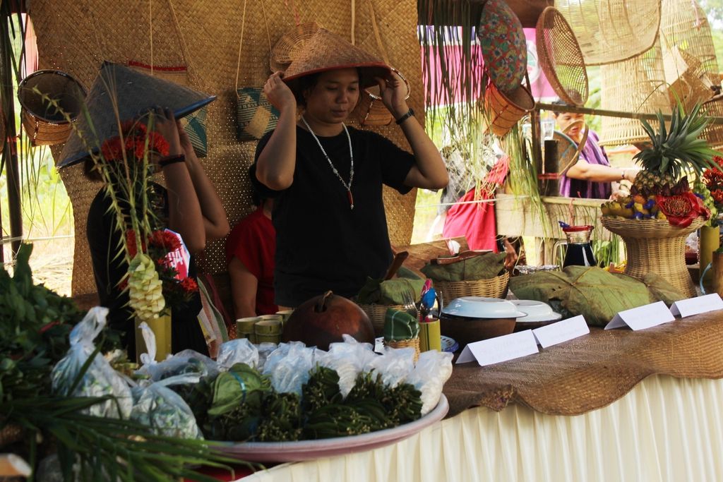 Beragam jenis masakan khas Dayak ditunjukkan dalam kompetisi memasak dalam memperingati Hari Tani Nasional 2022 di Desa Tumbang Oroi, Kabupaten Gunung Mas, Kalteng, Sabtu (24/9/2022).