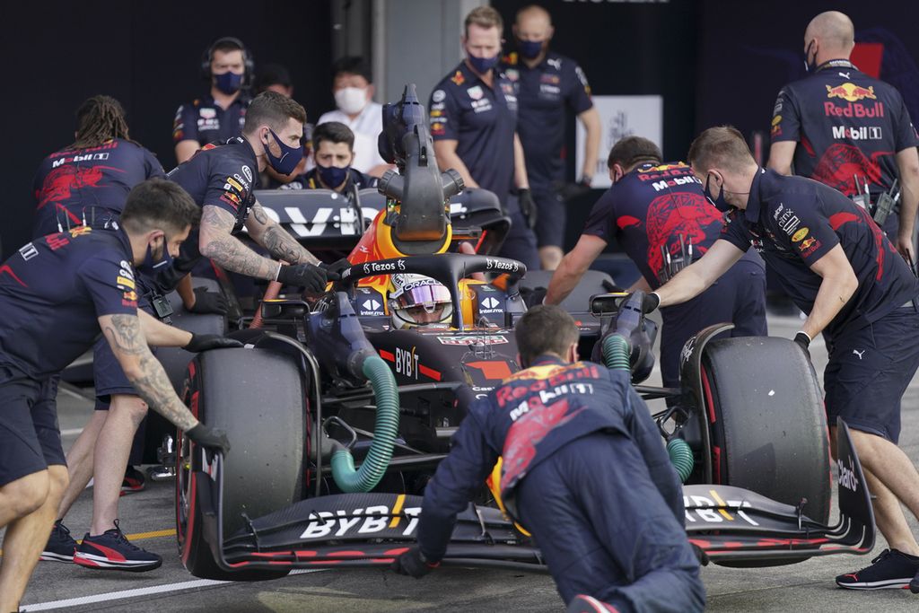 Kru tim Red Bull mendorong mobil pebalap Red Bull Max Verstappen saat sesi kualifikasi Grand Prix Formula 1 seri Jepang di Sirkuit Suzuka, Prefektur Mie, Sabtu (8/10/2022). Verstappen berhasil meraih pole position.