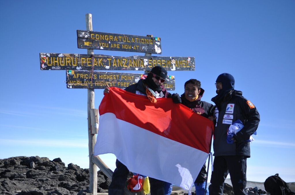 Ardeshir Yaftebbi (kiri), Fajri Al Lutfhi (kanan), keduanya pendaki Tim Ekspedisi Tujuh Puncak Dunia dari Wanadri dan wartawan <i>Kompas</i> (tengah) berpose di puncak Kilimanjaro atau Uhuru (5.895 meter), Minggu (1/8/2010) siang. Uhuru merupakan puncak tertinggi di Afrika yang juga satu dari tujuh puncak tertinggi di tujuh benua. Foto diambil oleh Martin Rimbawan, pendaki ekspedisi dari Wanadri.