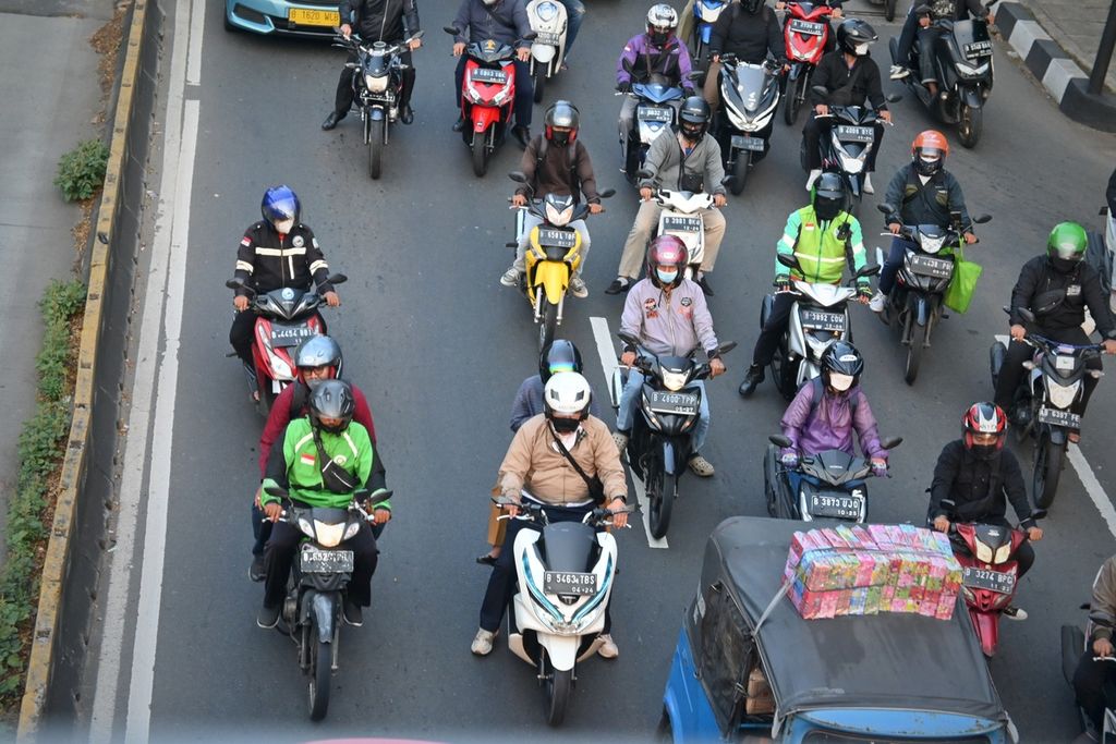 Kondisi lalu lintas di Jalan Daan Mogot, Jakarta Barat, pada Selasa (26/7/2022) sore. Lalu lintas yang mengarah ke Tangerang, Banten, itu tampak padat.