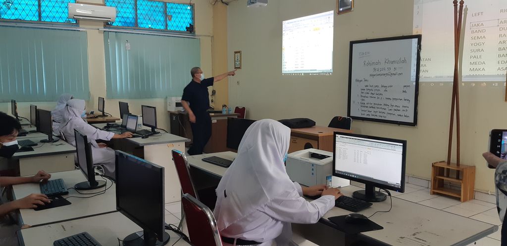 Suasana belajar-mengajar pada hari pertama penyelenggaraan pembelajaran tatap muka terbatas di SMK Negeri 10 Jakarta, Cawang, Kramat Jati, Jakarta Timur, Senin (30/8/2021).