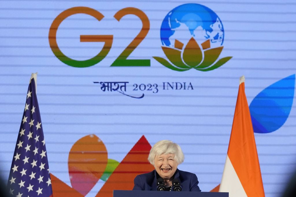 Menteri Keuangan Amerika Serikat Janet Yellen tersenyum saat mendengar pertanyaan yang disampaikan kepadanya saat konferensi pers dalam pertemuan para menteri keuangan negara-negara anggota G20 di pinggiran Bengaluru, India, 23 Februari 2023. 