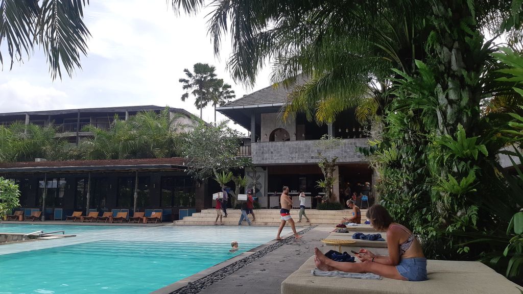 Suasana di area kolam renang Parq Ubud di Ubud, Kabupaten Gianyar, Bali, Minggu (9/4/2023). Sebagian besar pengunjung Parq merupakan warga negara asing.