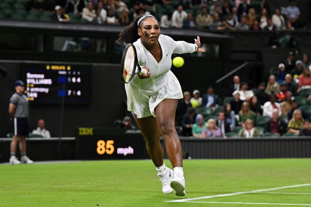 Petenis AS, Serena Williams, berlari mengejar bola saat melawan petenis Perancis, Harmony Tan, pada laga babak pertama Grand Slam Wimbledon di Lapangan Utama All England Tennis Club, Wimbledon, Rabu (29/6/2022) dini hari WIB. Serena kalah dari Tan, 5-7, 6-1, 6-7 (10-7) setelah pertandingan selama 3 jam 11 menit. 