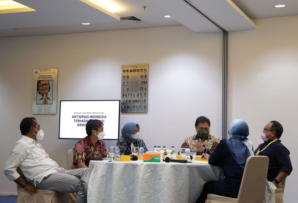 Menteri Koordinator Bidang Perekonomian Airlangga Hartarto (kedua kanan) saat berbicara dalam Diskusi Ekonomi Berdikari Antisipasi Indonesia terhadap Potensi Krisis Global yang digelar di Kantor Redaksi Harian <i>Kompas</i>, Jakarta, Kamis (4/8/2022). Pembicara lainnya adalah Founder CORE Indonesia Hendri Saparini (ketiga kiri), Wakil Ketua Umum KADIN Mulyadi Jayabaya (kiri), Akademisi Universitas Indonesia Teguh Dartanto (kedua kiri), dan Wakil Pemimpin Umum Harian <i>Kompas </i>Budiman Tanuredjo (kanan) dengan moderator Editor Desk Ekonomi <i>Kompas </i>Nur Hidayati.  