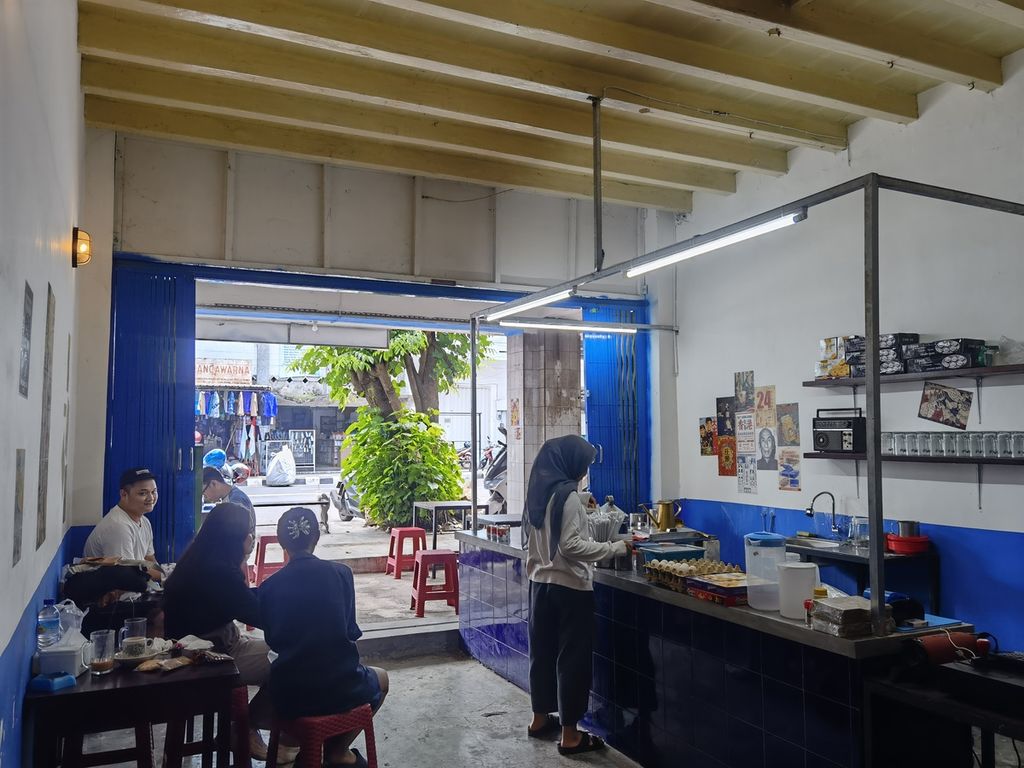 Visitors enjoy coffee at the Kopihyang' shop on Jalan Selaparang, Cakranegara, Mataram City, West Nusa Tenggara, Saturday (20/10/2022)..