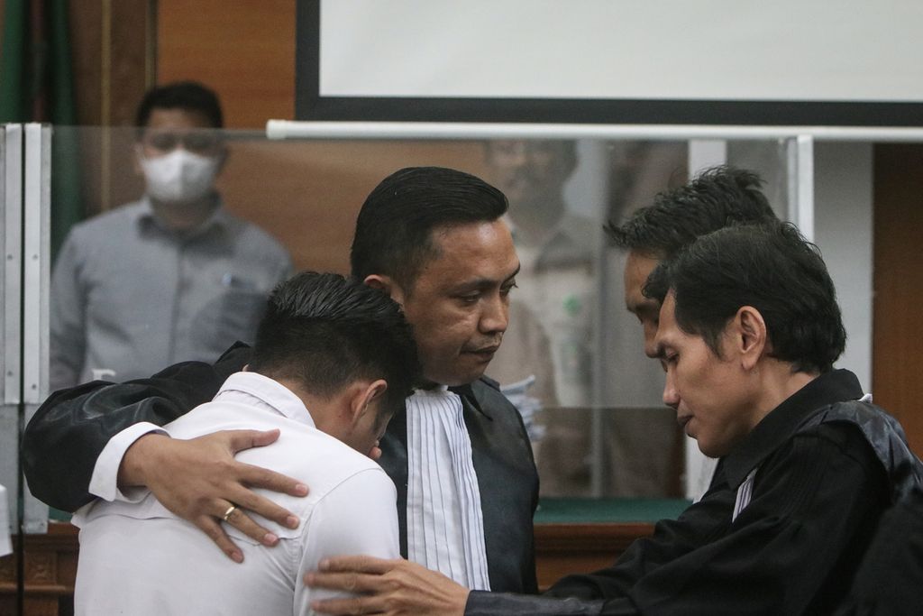 Tim kuasa hukum menenangkan Richard Eliezer setelah pembacaan tuntutan di Pengadilan Negeri Jakarta Selatan, Rabu (18/1/2023). Richard  dituntut pidana penjara 12 tahun dalam perkara pembunuhan berencana terhadap Brigadir Nofriansyah Yosua Hutabarat.
