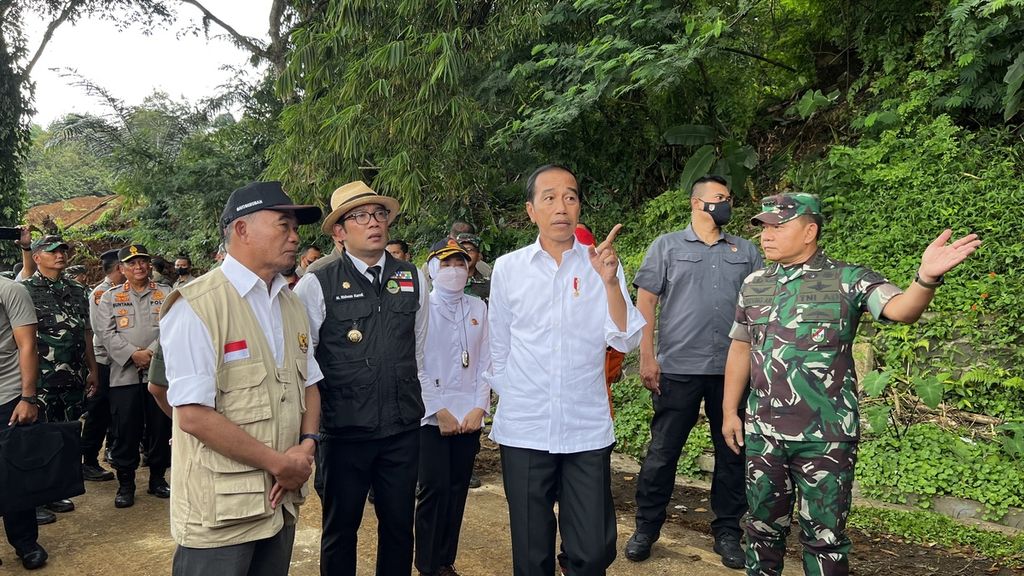 Presiden Joko Widodo saat meninjau lokasi tanah longsor akibat gempa di Kabupaten Cianjur, Selasa (22/11/2022).