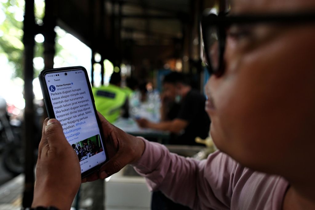  Warga menggunakan <i>smartphone</i>-nya untuk memantau media sosial di kawasan Menteng, Jakarta, Jumat (10/6/2022). Hari ini, 10 Juni, diperingati sebagai Hari Media Sosial. Hari Media Sosial di Indonesia pertama kali diperingati dan digagas pada 10 Juni 2015.