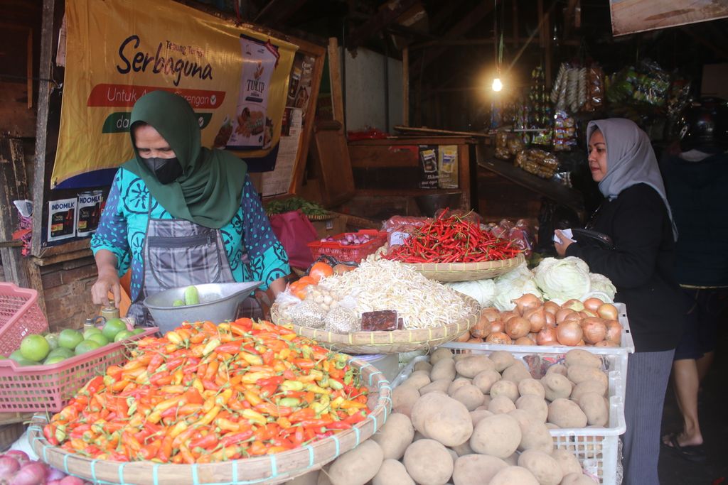 Aktivitas jual beli di Pasar Kiaracondong, Kota Bandung, Jawa Barat, Selasa (28/3/2023). Di pasar ini, kenaikan harga bahan pokok, seperti cabai dan bawang, mulai terasa dalam beberapa pekan terakhir.