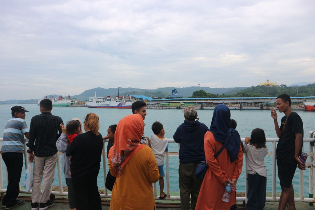 Para penumpang sedang menyaksikan pelabuhan Bakauheni dari kapal feri yang sebentar lagi akan berlabuh di pelabuhan tersebut, Jumat (23/12/2022)
