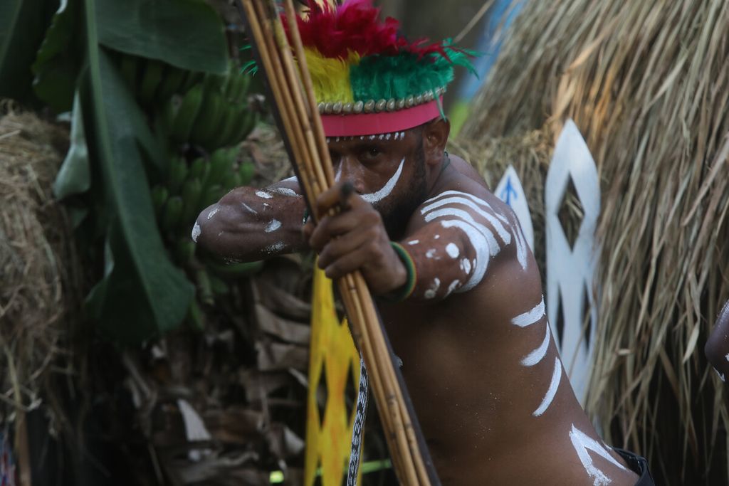 Orang Papua memperagakan penggunaan senjata panah tradisional dalam Festival Ranipa-Suara Jernih Papua Kala di Kalijaga, kawasan Blok M, Jakarta Selatan, Jumat (17/3/2023).