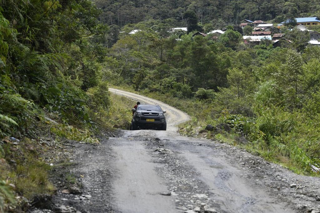 Akses jalan menuju Pegunungan Arfak, Papua Barat, Selasa (13/4/2021). Selain berkelok-kelok menembus hutan dan pegunungan sebagian besar akses jalan tersebut masih berupa jalan tanah. Kondisi medan jalan yang berat tersebut membuat hanya kendaraan dengan dobel gardan yang dapat melewatinya. KOMPAS/RADITYA HELABUMI 13-04-2021
