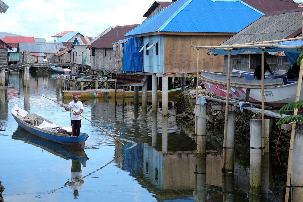 Warga melintas menggunakan perahu di Kampung Mola, Wakatobi, Sulawesi Tenggara, Rabu (8/6/2022). Sebanyak 525 sertifikat tanah akan dibagikan pemerintah kepada warga Kampung Mola yang tinggal di pesisir Wakatobi. Sebagian besar mereka tinggal di rumah semipermanen yang dibangun di atas laut.