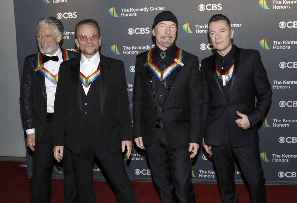 Para personel U2, dari kiri: Adam Clayton, Bono, The Edge, dan Larry Mullen Jr tiba di Kennedy Center Honors di Washington pada 4 Desember 2022. 