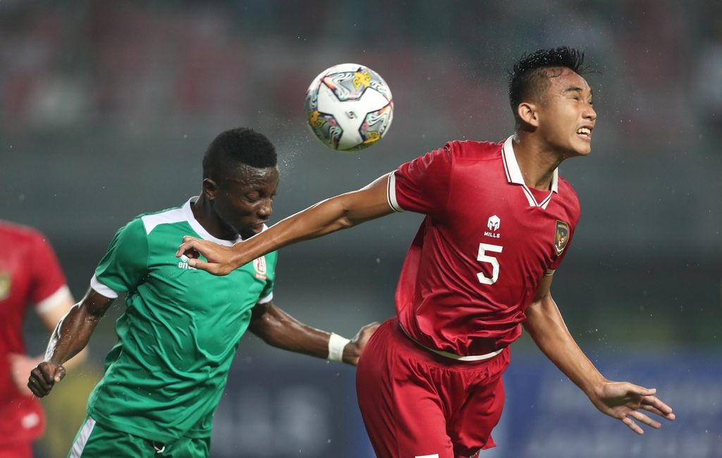 Bek tim nasional Indonesia Rizky Ridho (kanan) gagal menyundul bola saat dibayangi bek Burundi Harermana Rashid dalam laga FIFA Match Day di Stadion Patriot Candrabhaga, Bekasi, Jawa Barat, Sabtu (25/3/2023). Indonesia menang 3-1 atas tim asal Afrika itu. 
