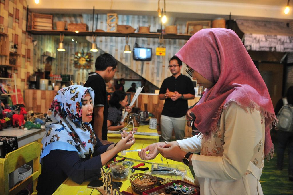 Pelaku UMKM menawarkan produk kerajinannya di kafe Warung Djadjan, Serengan, Solo, Jawa Tengah, Kamis (5/3/2020). 
