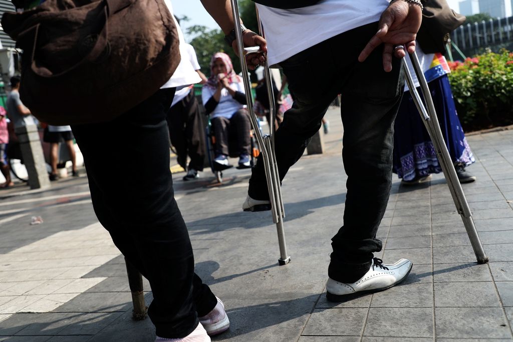 Penyandang tunadaksa saat hadir dalam peringatan Hari Disabilitas Internasional 2019 di Kompleks Gelora Bung Karno, Jakarta, Minggu (1/12/2019). 