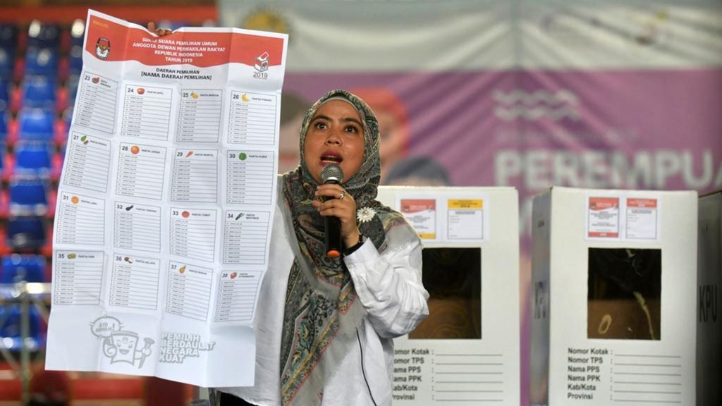 Betty Epsilon Idroos saat masih menjabat Ketua KPU DKI Jakarta menjelaskan pencoblosan surat suara untuk anggota DPR dalam acara Simulasi Pemilu 2019: Perempuan Memiih di Jakarta, Sabtu (6/4/2019).