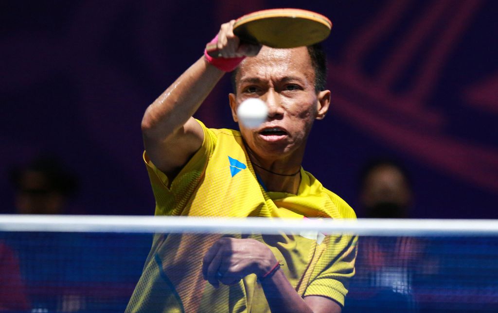 Ilustrasi : Atlet tenis meja Indonesia Kusnanto berusaha mengembalikan bola ke bidang permainan atlet Filipina Arandia Kevin pada final tunggal putra TT9 ASEAN Para Games 2022 di Solo Techno Park, Surakarta, Jumat (5/8/2022). Kusnato mempersembahkan emas setelah menang 11-4,11-7, 11-3.