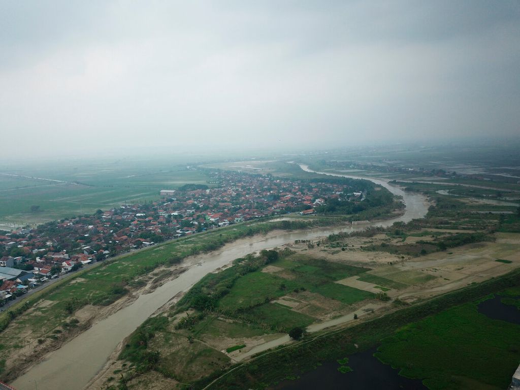 Aliran Sungai Wulan yang membentang melintasi sejumlah wilayah di Kabupaten Kudus, Jawa Tengah, Jumat (17/3/2023). 