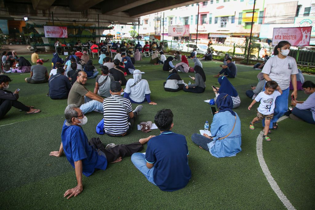 Masyarakat memadati pelaksanaan vaksinasi Covid-19 dosis ketiga atau <i>booster</i> yang diadakan Polsek Ciputat Timur di bawah jalan layang Ciputat, Tangerang Selatan, Banten, Sabtu (2/4/2022). 