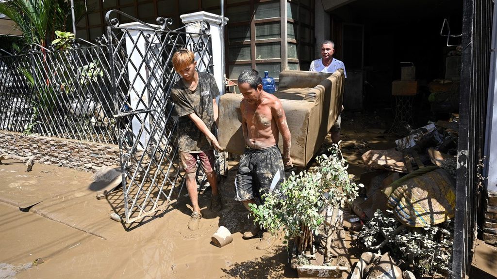 Warga mulai membersihkan rumah setelah banjir bandang surut di Desa Kasiglahan, Rodriguez, Provinsi Rizal, Filipina, Jumat (13/11/2020).