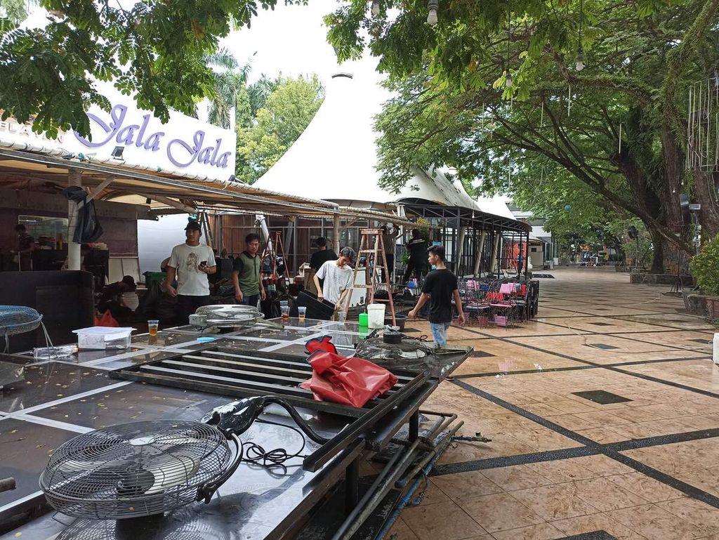 Para pekerja mengosongkan restoran dan kafe di Merdeka Walk di sisi barat Lapangan Merdeka Medan, Sumatera Utara, Senin (20/6/2022). Merdeka Walk akhirnya dibongkar setelah hampir 10 tahun diprotes masyarakat sipil karena mengokupansi ruang terbuka publik. 