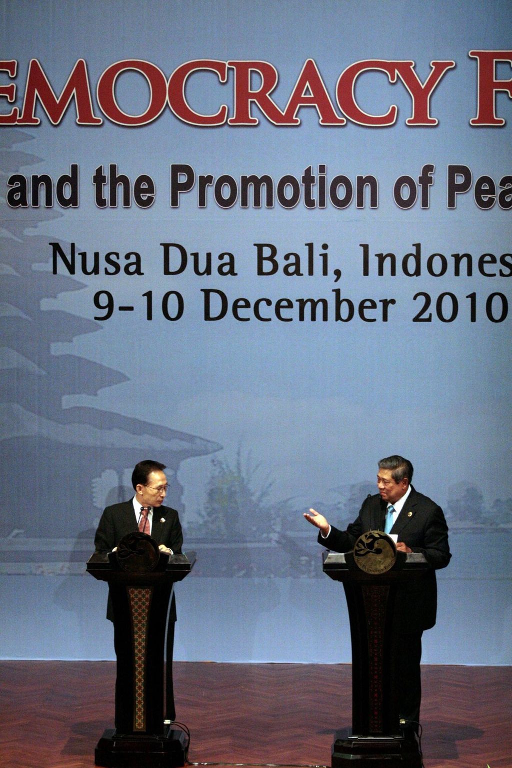 Presiden Susilo Bambang Yudhoyono dan Presiden Korea Selatan Lee Myung-bak mengeluarkan pernyataan bersama di sela-sela Bali Democracy Forum III di Nusa Dua, Bali, Kamis (9/12/2010). Di forum itu, kedua negara bertindak sebagai ketua bersama. Secara bilateral, kedua negara sepakat meningkatkan kerja sama di bidang ekonomi, khususnya di bidang investasi dan perdagangan.