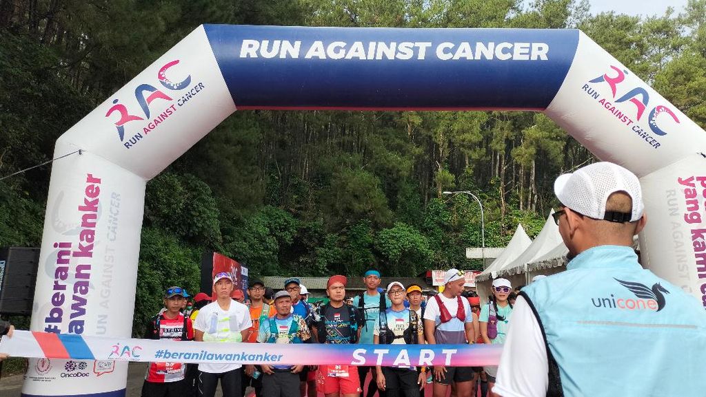 Sejumlah pelari Run Against Cancer 2023 bersiap di garis start di Kebun Raya Gunung Tidar, Kota Magelang Jawa Tengah, Sabtu (4/2/2023).